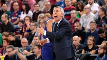 El entrenador del Barcelona, Svetislav Pesic, durante el partido ante el Real Madrid.