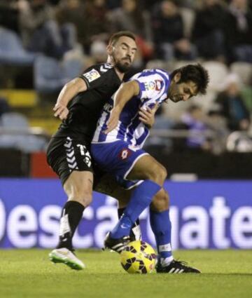 El centrocampista del Eibar Borja Fernández con el centrocampista costarricense Celso Borges.