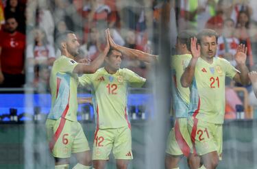 Jugada al primer toque dentro del área turca, con Nico Williams jugando para Oyarzabal, que se la entrga a un Mikel Merino que engancha un poderoso zurdazo, imparable para Çakir. Brutal.