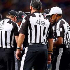 ¿Cuántos árbitros hay en un partido de NFL, cuál es su salario y cuáles son sus funciones?