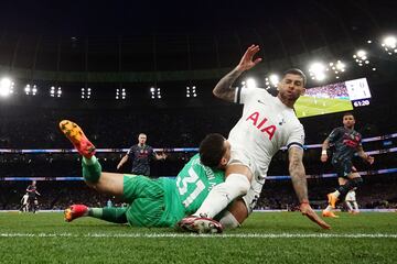 Cristian Romero del Tottenham Hotspur comete una falta sobre Ederson del Manchester City.