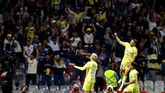 Jugadores del América festejan uno de sus goles ante Monterrey