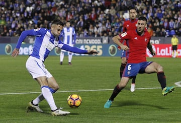 Aquella temporada del estreno en la élite, al Leganés se le dio mucho mejor ganar fuera de casa que en casa. Es más, su primer triunfo de local tuvo que esperar mucho tiempo. Sucedió en la 12ª jornada, el 21 de noviembre de 2016. Osasuna se convirtió en la víctima. Robert Ibáñez con un doblete (2-0) fulminó a los navarros en una noche de agridulce recuerdo pepinero. Esa noche el propio Robert dijo adiós a la temporada por una rotura de ligamentos en su rodilla. Diego Rico y Szymanowski también se lesionaron de gravedad. Alto coste tras una victoria para el recuerdo.