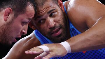 Tokyo 2020 Olympics - Wrestling - Greco-Roman - Men's 130kg - Quarterfinal - Makuhari Messe Hall A, Chiba, Japan - August 1, 2021. Muminjon Abdullaev of Uzbekistan in action against Yasmani Acosta Fernandez of Chile REUTERS/Leah Millis