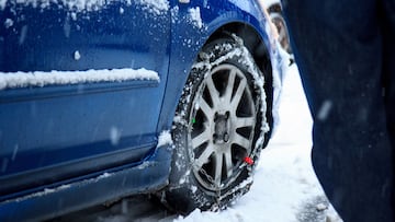 Cómo colocar las cadenas de nieve textiles en el coche