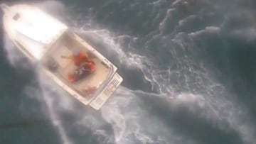 El helic&oacute;ptero de la USCG Los Angeles rescatando a un surfista atacado por un tibur&oacute;n que estaba en un bote. En Santa Barbara. 