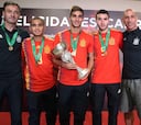 Rubiales recibió a los campeones a su llegada a Madrid