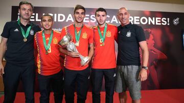 Rubiales recibió a los campeones a su llegada a Madrid