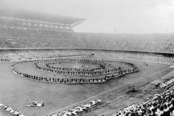 En el descanso del partido, 1500 personas bajo la dirección de la Agrupación Cultural Folclórica de Barcelona bailaron una sardana y se liberaron 10000 palomas.