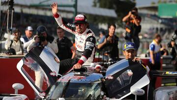 GRAF7776. SILVERSTONE (REINO UNIDO), 19/08/2018.- El español Fernando Alonso, el suizo Sebastien Buemi y el japonés Kazuki Nakajima, tras ganar hoy las Seis Horas de Silverstone, aumentaron a 26 puntos su ventaja al frente del Mundial de resistencia, en el que es segundo el otro Toyota TS050-Hybrid. EFE/Toyota Gazoo Racing/James Moy ***SOLO USO EDITORIAL***