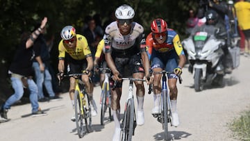 del UAE Team Emirates XRG's Mexican rider Isaac Del Toro (C) rides ahead of Team Visma-Lease a Bike's Belgian rider Wout Van Aert (L) and Lidl-Trek's Czech rider Mathias Vacek during the 9th stage of the 108th Giro d'Italia cycling race of 181kms from Gubbio to Siena on May 18, 2025. (Photo by Luca Bettini / AFP)