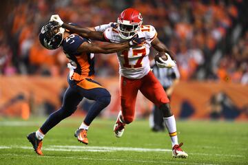 El jugador de fútbol americano Chris Conley de los Kansas City Chiefs aparta al jugador de los Denver Broncos Chris Harris. 