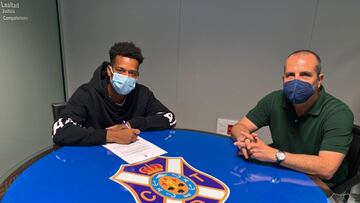 Thierno Arévalo durante su renovación de contrato con el Tenerife.