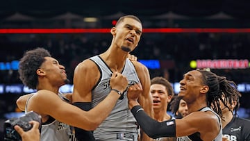 Victor Wembanyama, tras anotar la canasta de la victoria de los Spurs contra los Suns.