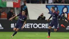 Paris Saint-Germain&#039;s Uruguayan forward Edinson Cavani (L) celebrates with  Paris Saint-Germain&#039;s German midfielder Julian Draxler after scoring a goal  during the French L1 football match between Marseille (OM) and Paris Saint-Germain (PSG) on October 22, 2017, at the Velodrome Stadium in Marseille, southeastern France. / AFP PHOTO / Valery HACHE