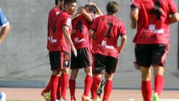 <b>PARTIDAZO. </b>Pablo Infante es felicitado por sus compañeros.