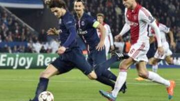 Ibrahimovic reclama un bal&oacute;n a Rabiot.