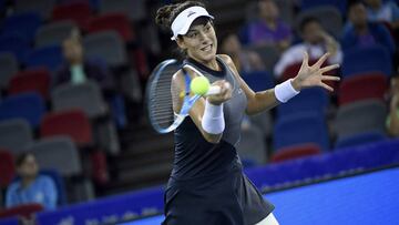 Garbi&ntilde;e Muguruza devuelve una bola ante Jelena Ostapenko en los cuartos de final del torneo de Wuhan.