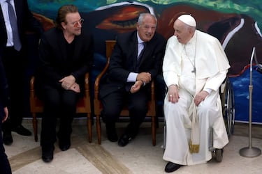 El Papa Francisco participó en el lanzamiento festivo del Movimiento Internacional Scholas Occurrentes, junto con el cantante de U2, Bono (izq.) y José María del Corral (centro), fundador de Scholas Occurrentes, en la Pontificia Universidad Urbaniana el 19 de mayo de 2022 en la Ciudad del Vaticano.
