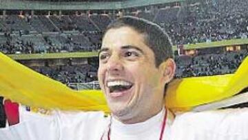 <b>CAMPEÓN DEL MUNDO. </b>Cicinho celebró así la victoria ante el Liverpool con el Sao Paulo en la final del Mundial de Clubes.
