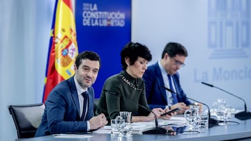 El ministro de Consumo y Agenda 2030, Pablo Bustinduy, la ministra de Inclusión Seguridad Social y Migraciones, Elma Saiz, y el ministro para la Transformación Digital, Óscar López, durante una rueda de prensa tras el Consejo de Ministros, a 24 de febrero de 2026, en Madrid (España). El Gobierno ha aprobado en el Consejo de Ministros la aprobación de la desclasificación de los documentos del golpe de Estado que se produjo el 23-F de 1981 por el teniente coronel Antonio Tejero, justo cuando se cumplen 45 años. Entre los documentos pendientes de desclasificar se encuentra el sumario completo del juicio que está custodiado en el Tribunal Supremo, que consta de 89 legajos y en el que se incluyen grabaciones originales y declaraciones de los implicados; los archivos de los Servicios de Inteligencia, el CNI de la época llamado CESID, con los documentos internos y las transcripciones de las grabaciones de escuchas de la noche del golpe de Estado y que se clasificaron como "alto secreto"; además de las comunicaciones de Casa Real, Moncloa y los informes internos de movilización emitidos por las distintas regiones militares.
24 FEBRERO 2026
Ricardo Rubio / Europa Press
24/02/2026