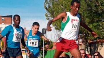 <b>VENCEDOR. </b>Bezabeh precede a Menjo y Lamdassem.