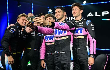El piloto del equipo BWT Alpine F1, Esteban Ocon, se toma una foto selfie con el piloto del equipo BWT Alpine F1, Pierre Gasly, el piloto de reserva del equipo BWT Alpine F1, Jack Doohan y miembros del equipo BWT Alpine Endurance, incluido Mick Schumacher . Durante la presentación de la temporada 2024 del equipo Alpine.