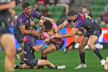 Melbourne Storm y Penrith Panthers se enfrentaron ayer en el partido correspondiente a la NRL (Liga Nacional de Rugby) australiana en Melbourne. Los locales se impusieron por 30-24, tal vez por su mayor intensidad en el juego, como demuestra esta imagen en la que Paul Alamoti, de los Panthers, es placado por tres rivales en el AAMI Park.
