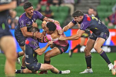 Melbourne Storm y Penrith Panthers se enfrentaron ayer en el partido correspondiente a la NRL (Liga Nacional de Rugby) australiana en Melbourne. Los locales se impusieron por 30-24, tal vez por su mayor intensidad en el juego, como demuestra esta imagen en la que Paul Alamoti, de los Panthers, es placado por tres rivales en el AAMI Park. 