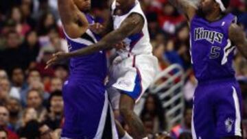 Jamal Crawford (11) intenta controlar la pelota ante la defensa de los Kings.