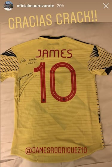 James regala camiseta de Colombia a Mauro Zarate