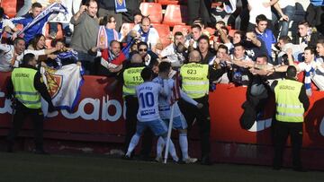 Guti y Javi Ros celebran el gol del canterano con la afición del Real Zaragoza la pasada temporada.