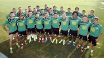 A CONTINUAR CON LA TRADICIÓN. La plantilla del Elche posasonriente para AS. Sabe que la tradición en Vallecasestá de su parte. Escribá contará ante el Rayo con siete de los diez fichajesque llegaron este verano.