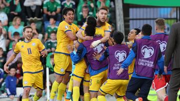 Los jugadores de Kazajistán celebran un gol.