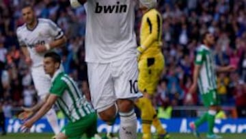 Özil marcó dos goles ante el Betis.