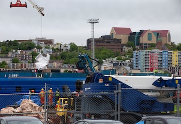 Los escombros del sumergible Titan, recuperados del fondo del océano cerca del naufragio del Titanic, se descargan del barco Horizon Arctic en el muelle de la Guardia Costera canadiense en San Juan de Terranova.