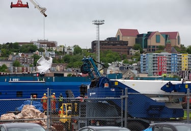 Los escombros del sumergible Titan, recuperados del fondo del ocano cerca del naufragio del Titanic, se descargan del barco Horizon Arctic en el muelle de la Guardia Costera canadiense en San Juan de Terranova.