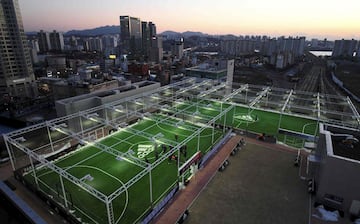 19. Campo de futsal en una azotea de un centro comercial en Seúl.