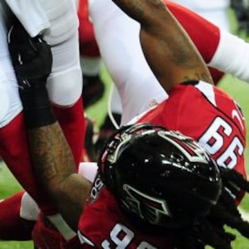 Jameis Winston consigue zafarse de un placaje de Adrian Clayborn.