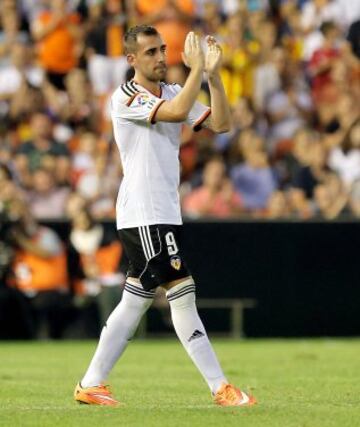 El delantero del Valencia Francisco Alcácer durante el encuentro correspondiente a la novena jornada de primera división, que disputan esta noche frente al Elche en el estadio de Mestalla. 