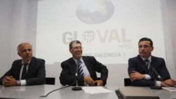 CON EL LEMA 'GLOVAL'. Salvador Belda, Aurelio Martínez y Amadeo Salvo presentaron ayer el proyecto deportivo de la Fundació VCF.