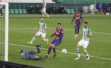 El jugador del Betis, Víctor Ruiz, marca en propia puerta el 1-2 para el Barcelona. 
 
