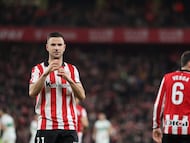 BILBAO, 20/02/2026.- El delantero del Athletic Club Gorka Guruzeta celebra su segundo gol durante el partido correspondiente a la jornada 25 de LaLiga que Athletic Club y Elche CF disputan este viernes en el estadio de San Mamés, en Bilbao. EFE/Luis Tejido