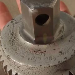 La ‘nuez de Jesús’: la pieza que cabe en la palma de la mano y que podría haber provocado el accidente del helicóptero en Nueva York