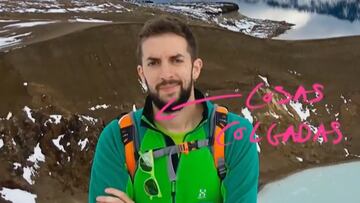 David Broncano en la montaña con gafas de sol colgadas de la mochila, torcida.