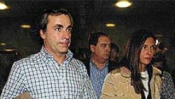<b>DECEPCIÓN.</b> Sainz, con su mujer Reyes y Carlos Gracia (detrás).