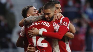 Carrasco celebra con Lodi, Correa y Su&aacute;rez el 2-0 en el Atl&eacute;tico-Rayo Vallecano.