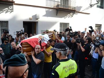 Miles de utreranos dieron el último adiós a José Antonio Reyes fallecido en un accidente de tráfico este sábado. Acompañaron el féretro desde el Ayuntamiento a la iglesia de Santa María de la Mesa de Utrera. 