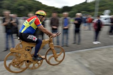 Eddy Planckaert intenta batir el récord de la hora con una bicicleta hecha de madera.