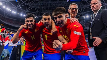 La Selección española celebra la victoria contra Croacia en la final del Campeonato Europeo.